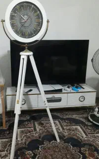 میز تلویزیون و ساعت سه پایه