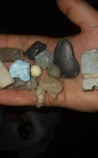 چندعددشیشه سنگهای پیداشده قدیمی زیرسیلاب