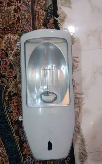 چراغ خیابانی با لامپ