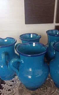 تعدادی لیوان و کاسه ابگوشتی و پارچ سفالی