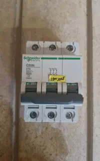 تعدادی کلید مینیاتوری سه فاز و تک فاز و کفکش