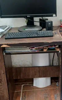 یک عدد میز کامپیوتر