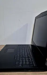 لب تاب.     Alienware M17r4