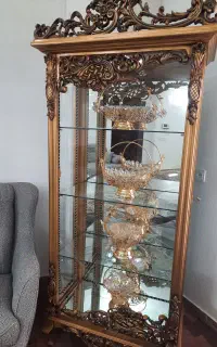 بوفه به همراه وسایل درونش