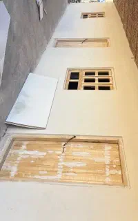 درب چوبی و پنجره چوبی