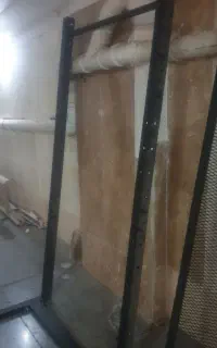 رک بدنسازی و دو صفحه فلزی نصب دکور