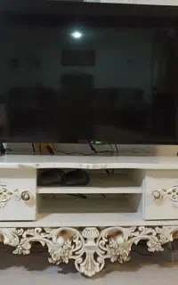 میز تلویزیون و مبل و آینه و کنسول