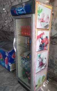 یک یخچال تک درب  زیر صفر  و یک فریزر بستنی
