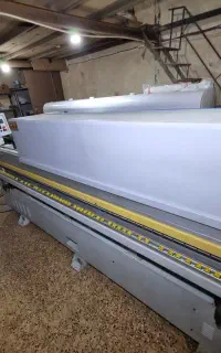 لبه چسبان. دستگاه پی وی سی