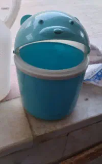 توالت فرنگی و سطل زباله