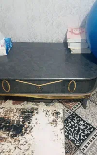 مبل هفت نفره با میز و گل میز تمیز