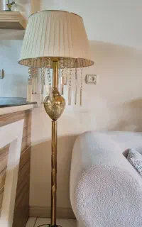 آباژور ایستاده