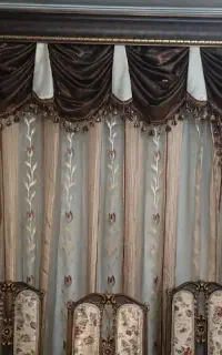 پنجره و چوب و پارچه