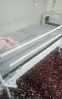 یک عدد تخت بیمارستانی نو و اگبند