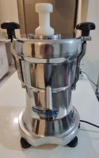 آبمیوه گیری در حد نو