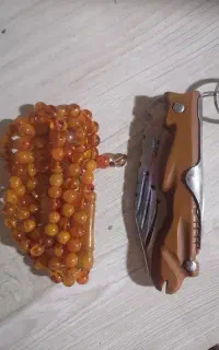 چاقو و تسبیح کهربا