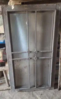 پنجره کوچک ودرب گنجه