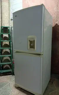 یخچال اسنوا درحد نو ونهار خوری ۴نفره