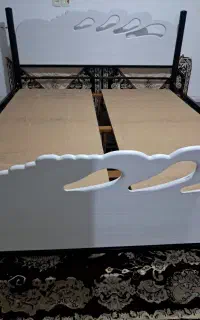 تخت دونفره فلزی با پایه ها و کفی .وتخت گرد دونفره