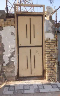 درب حیاط یک نفر رو