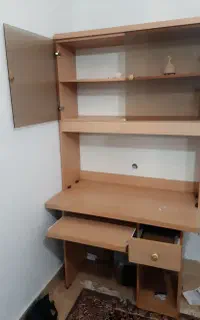 میز تحریر و کامپیوتر و کتابخانه