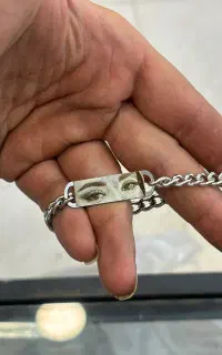 حکاکی چشم روی‌دستبند‌و‌مدال