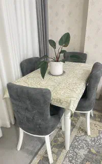 میز ناهارخوری ۴ نفره با صندلی‌های شیک و سالم