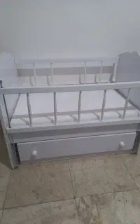 تخت،کنارمادری،گهواره