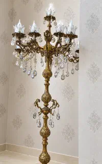 آباژور کنار سالنی ایستاده