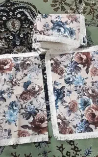 روبالشی و شش عدد تشک بزرگ عرض یک و طول یک مترونود