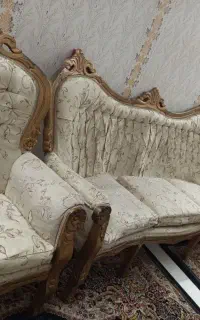 مبل ها 7نفره هستند بدون میز .دستک های پرده هم