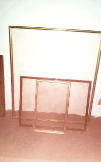 تعدادی شیشه و قاب عکس