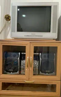 تلویزیون و‌میز تلویزیون چوبی