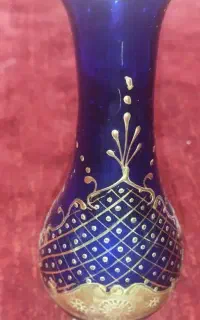گلدان دکوری شیشه‌ای آبی کبالت با نقوش طلایی