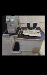 کامپیوتر و میز و کیبورد و اسپیکر