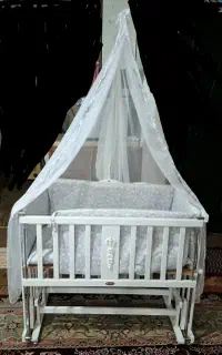 تخت گهواره کنار مادر