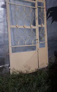 در وروی خانه به اندازه یک ونیم در دو چهل