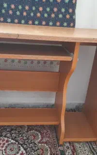 میز تحریر و کامپیوتر
