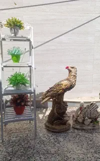 مجسمه و گلدان
