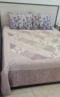 تخت دونفره همراه دو تا پاتختی سالم جنس ام دی اف