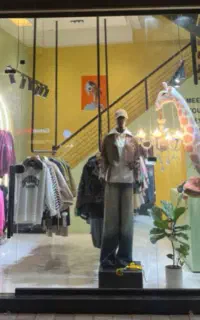 فروشنده بوتیک دخترانه