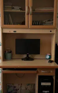 کتابخونه و صندلی