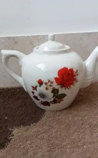 میوه خوری و قوری بزرگ قدیمی سالم