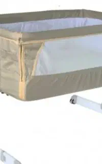 تخت کنار مادر