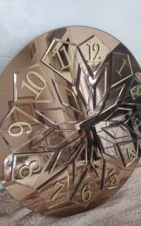 ساعت آینه ایی طلایی زیبا سالم