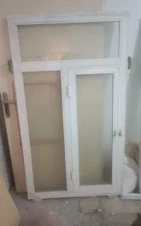 پنجره آلومینیومی در حد نو و سالم با شیشه