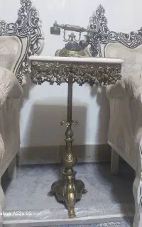 میز برنجی و تلفن برنجی سنگین