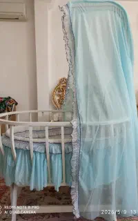 تخت کنار مادر و صندلی غذا