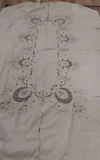 رو میزی ۸ نفره سفید در حد نو کاملا سالم سفره