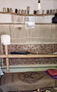 فرش ۹ متری با دستگاه چوبی نخ ها به فروش میرسد.